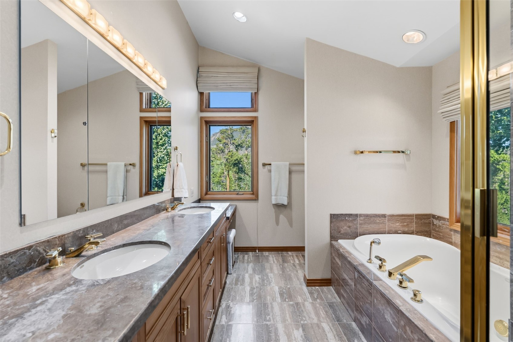 1165 Emerald ROAD