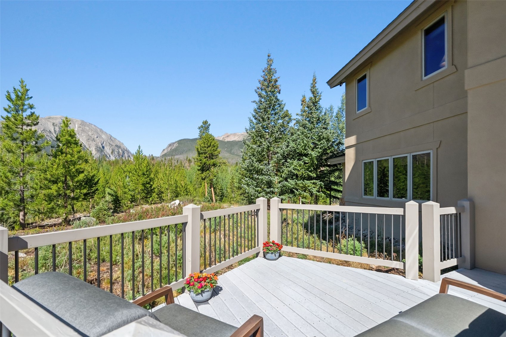 1165 Emerald ROAD