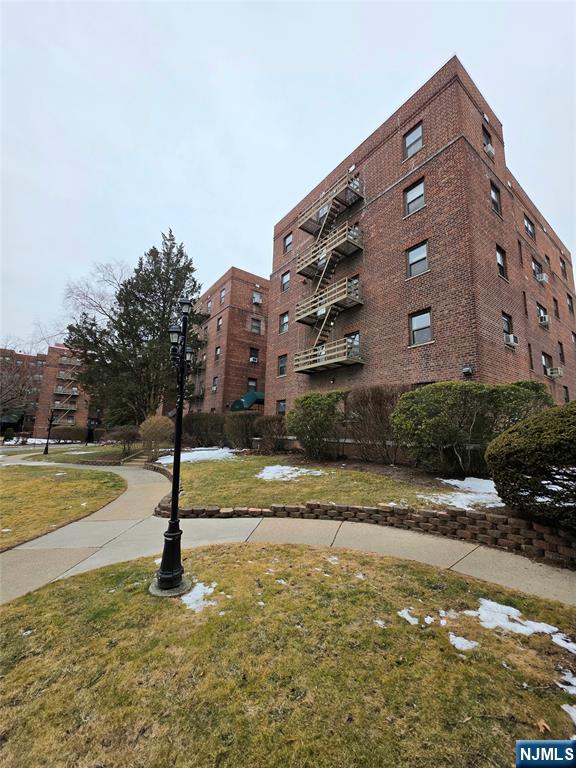 2337 Hudson Terrace E14