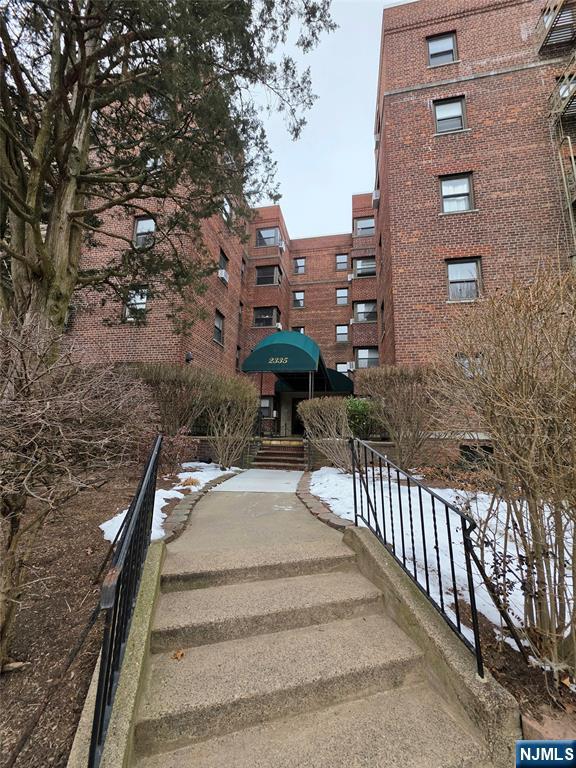 2335 Hudson Terrace B2