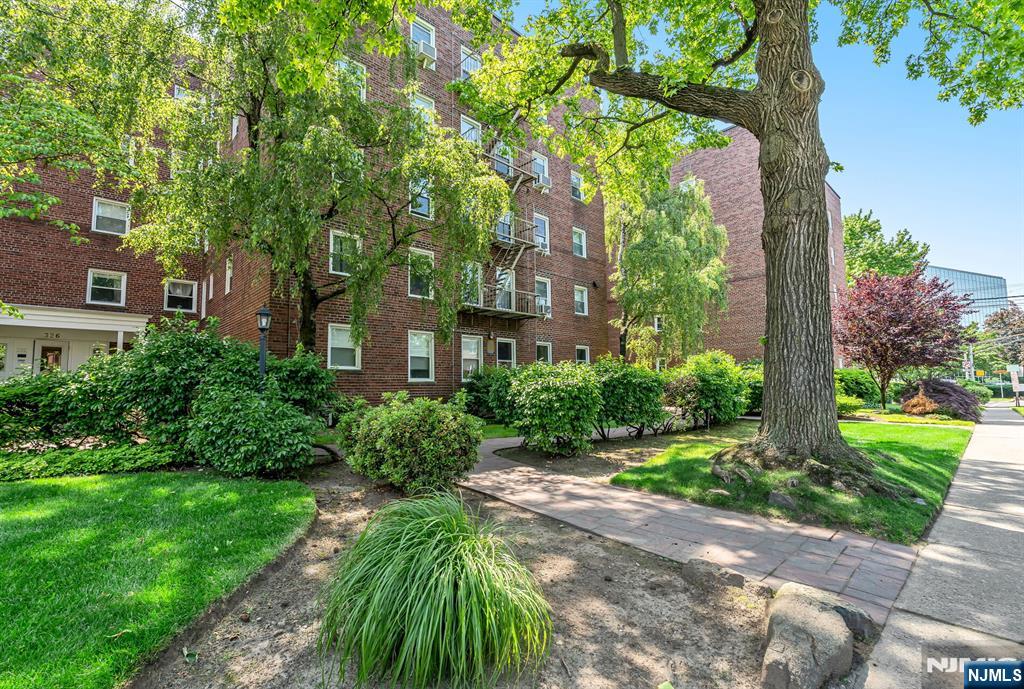 328 N Bridge Plaza 5C