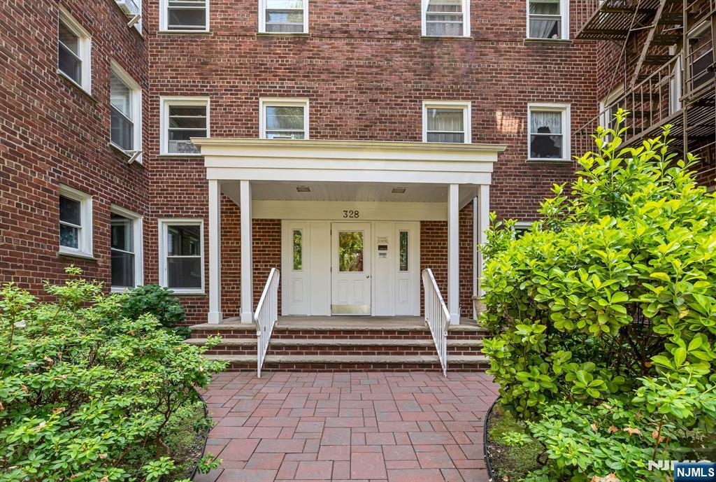 328 N Bridge Plaza 5C
