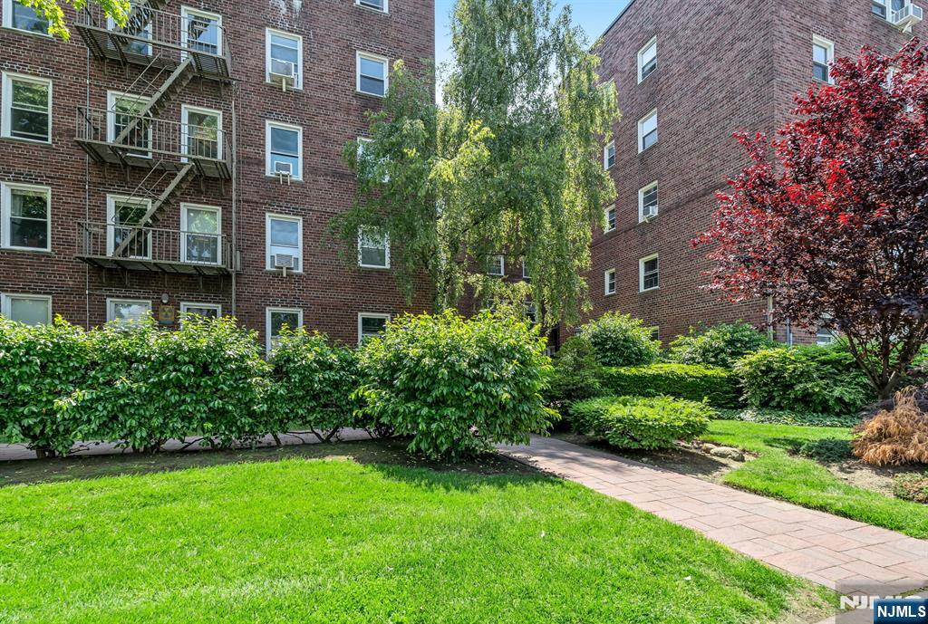 328 N Bridge Plaza 5C