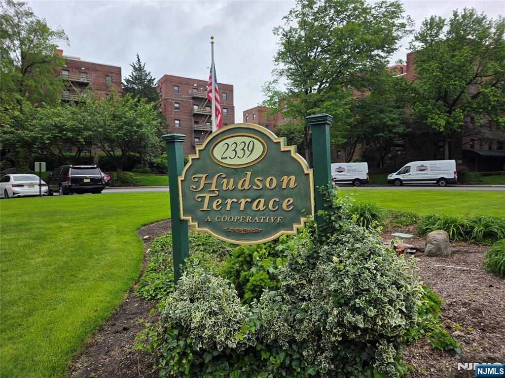 2335 Hudson Terrace B2