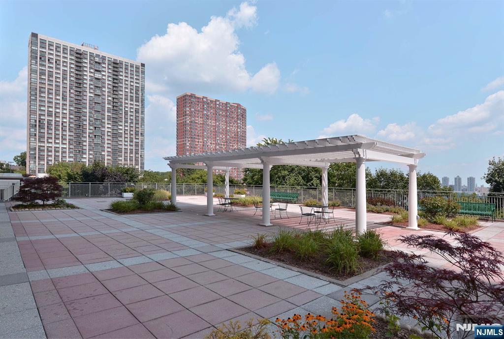 1530 Palisades 7J