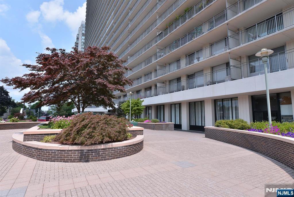 1530 Palisades 7J