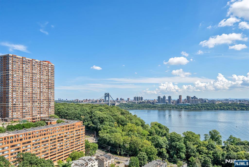 1530 Palisades 7J