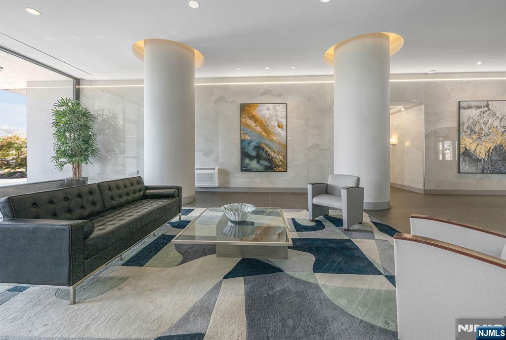 1530 Palisades 7J