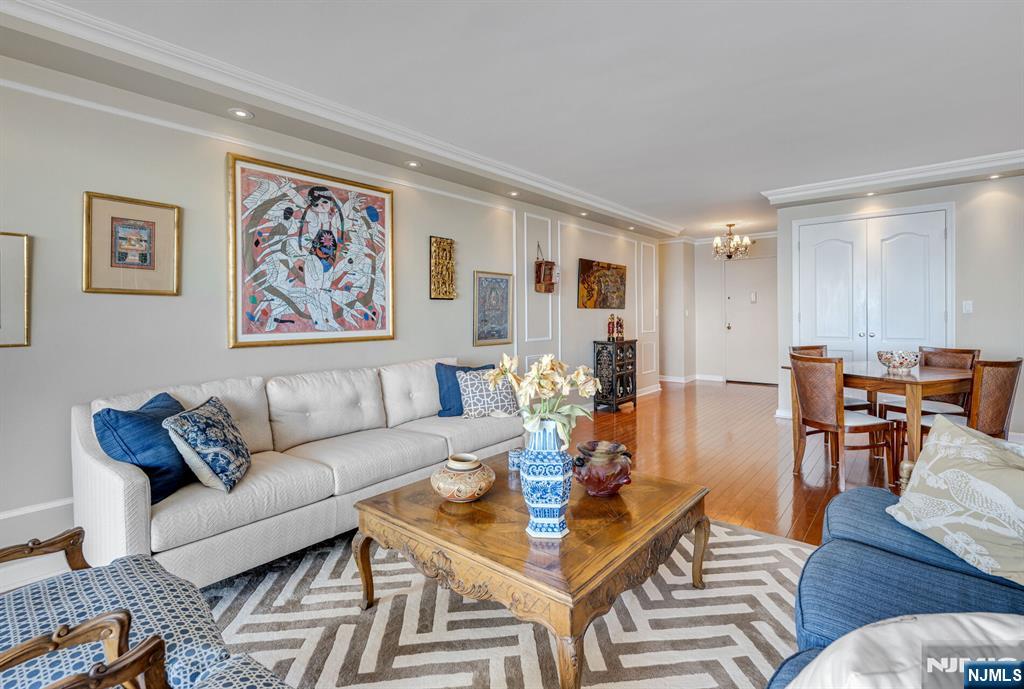 1530 Palisades 7J