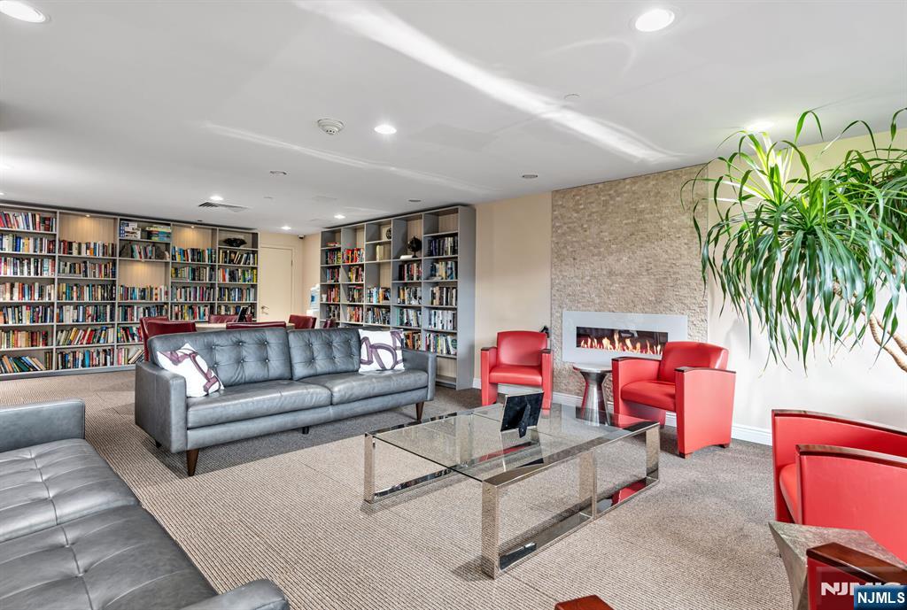1530 Palisades 7J