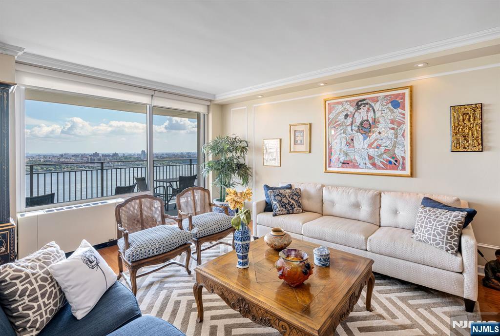 1530 Palisades 7J
