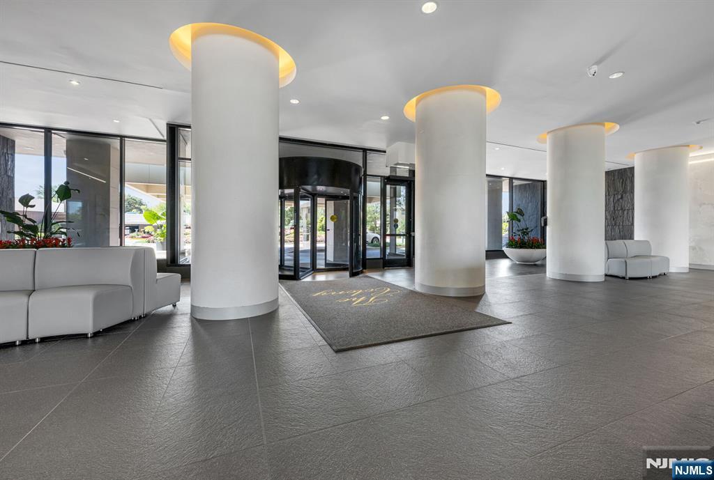 1530 Palisades 7J