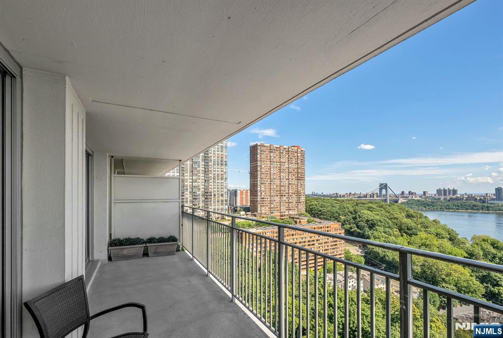 1530 Palisades 7J