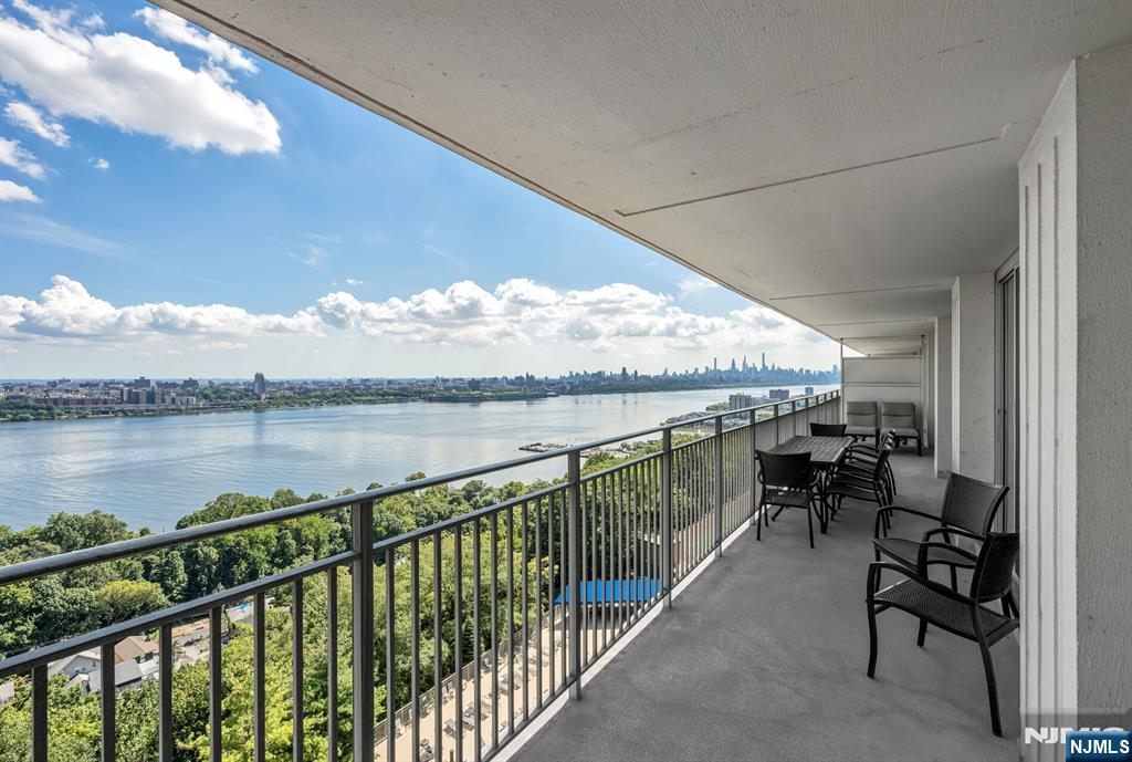 1530 Palisades 7J