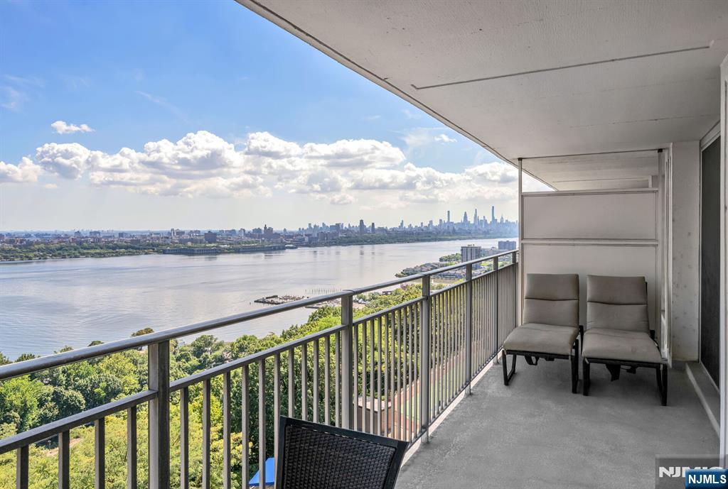 1530 Palisades 7J