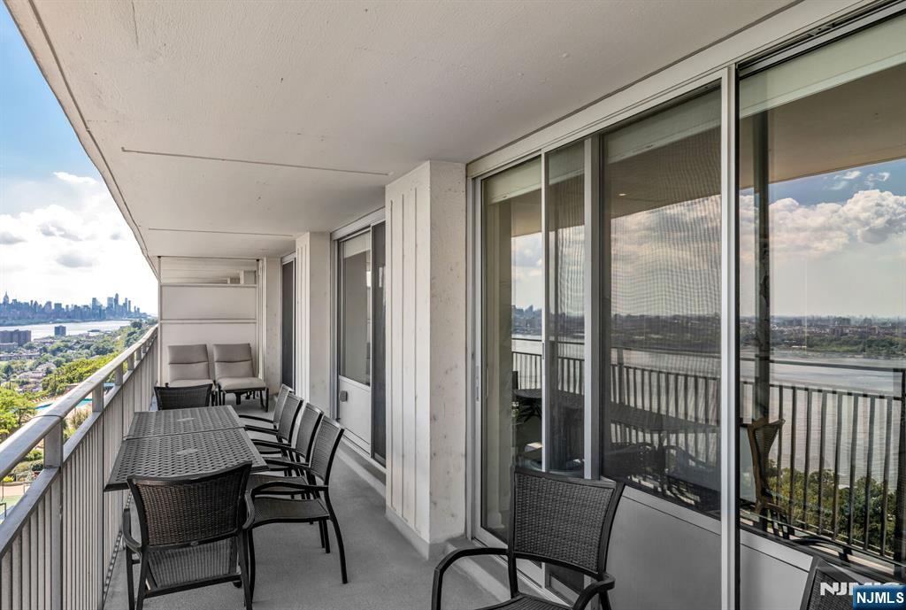 1530 Palisades 7J