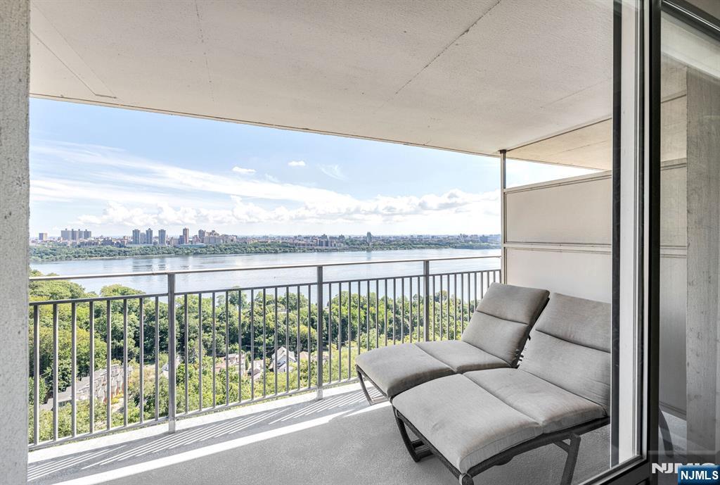 1530 Palisades 7J