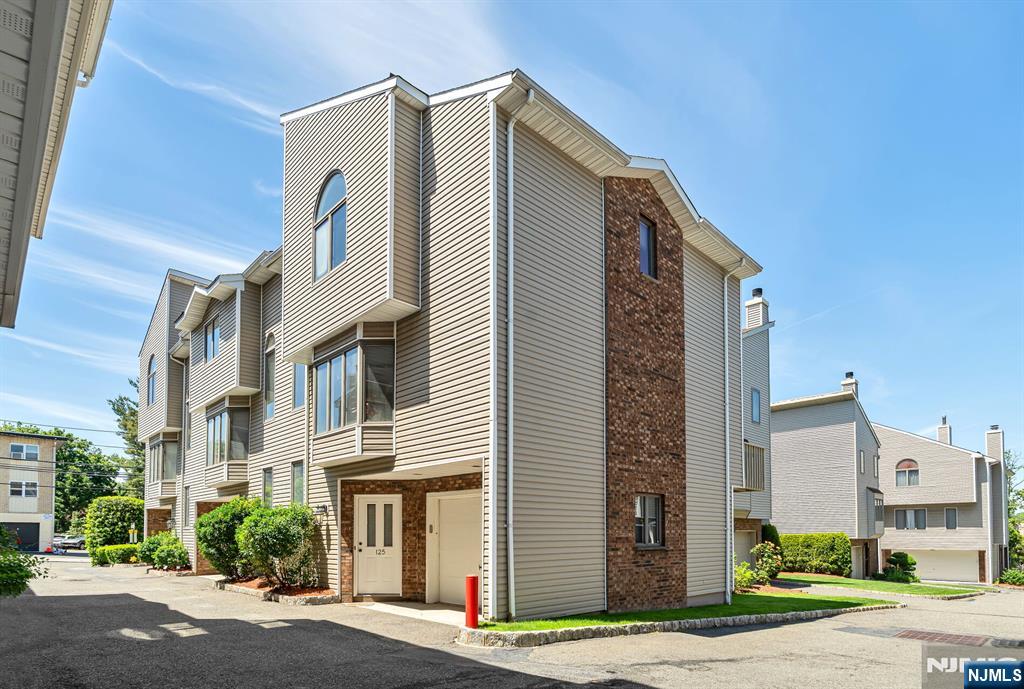 Exterior of 125 Roosevelt Place, Palisades Park