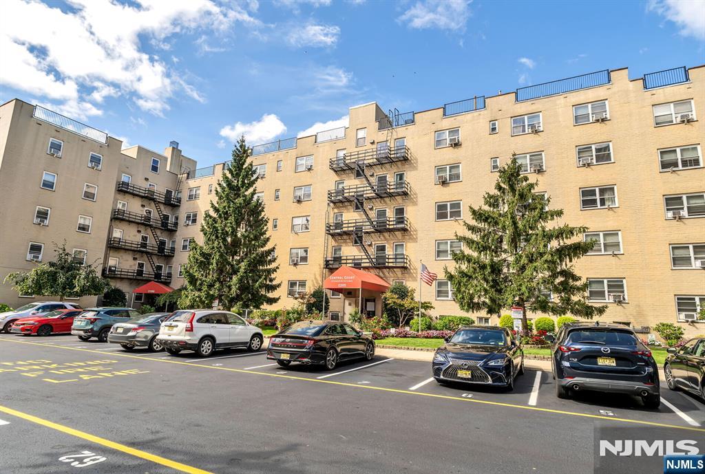 2205 N Central 3F