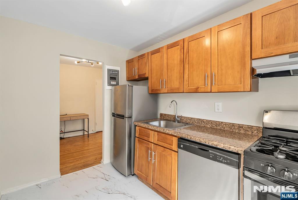 2205 N Central 3F