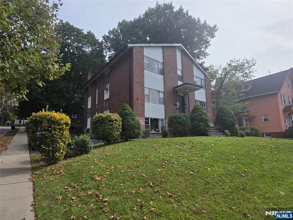 Exterior of 473 Grand Avenue, Leonia