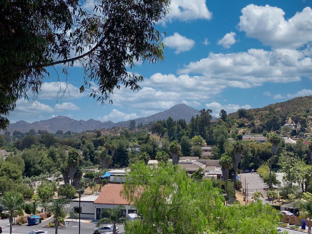 15883 Avenida Lamego