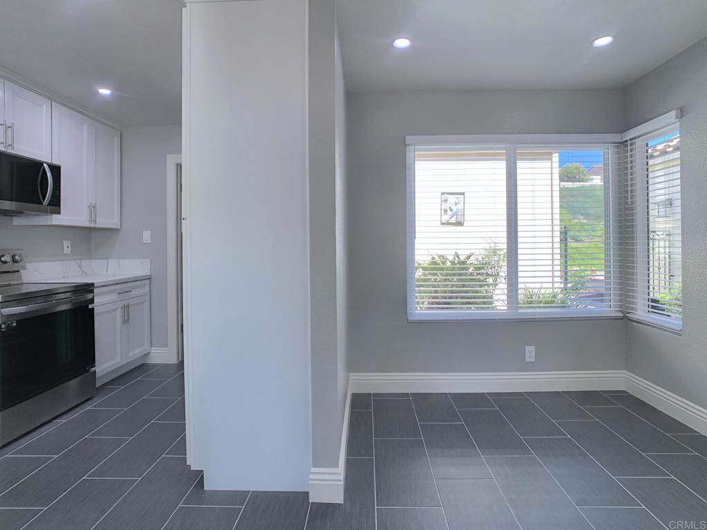 15883 Avenida Lamego