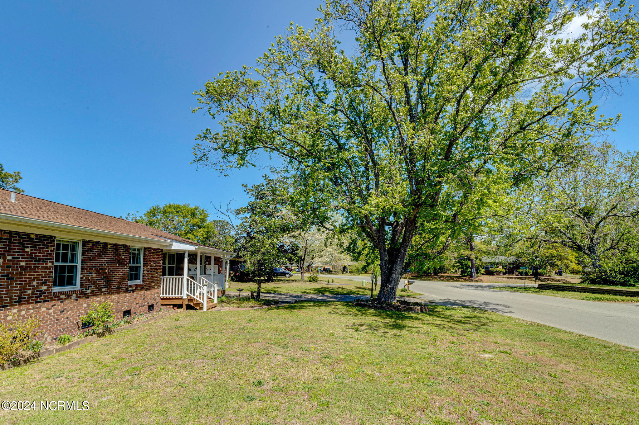 909 Kings Grant Road