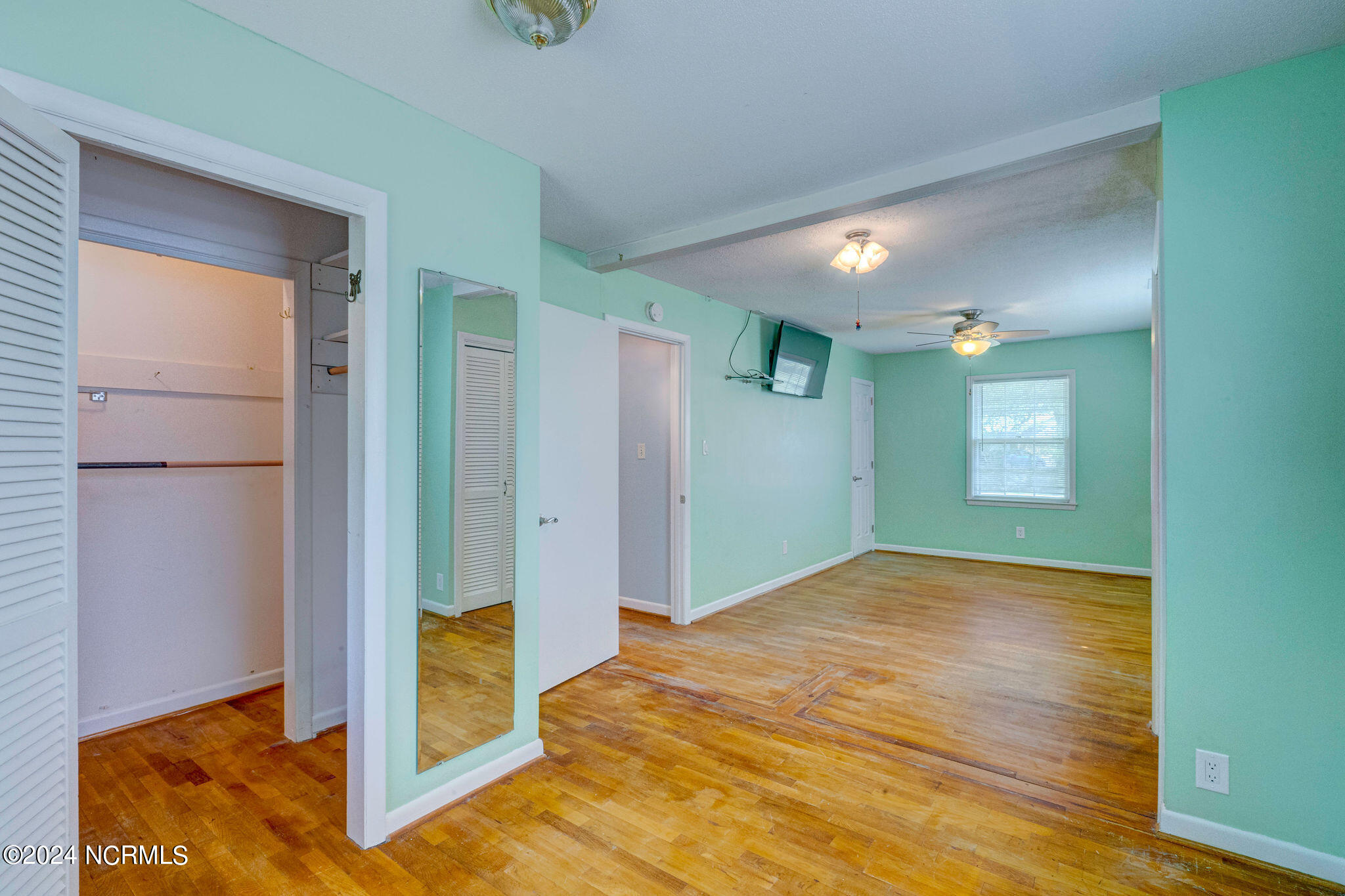 909 Kings Grant Road
