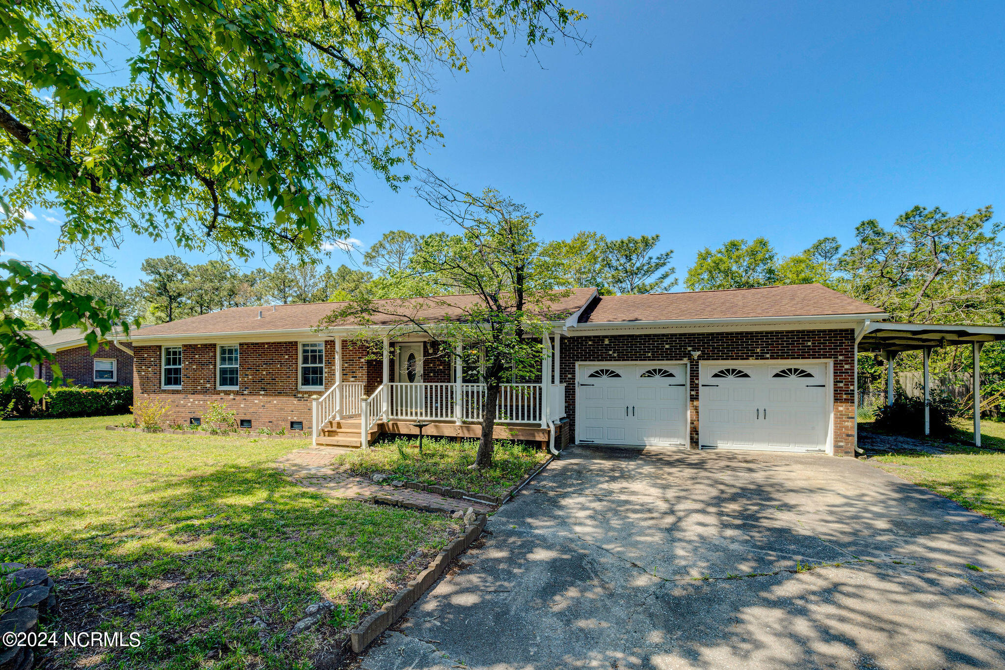 909 Kings Grant Road