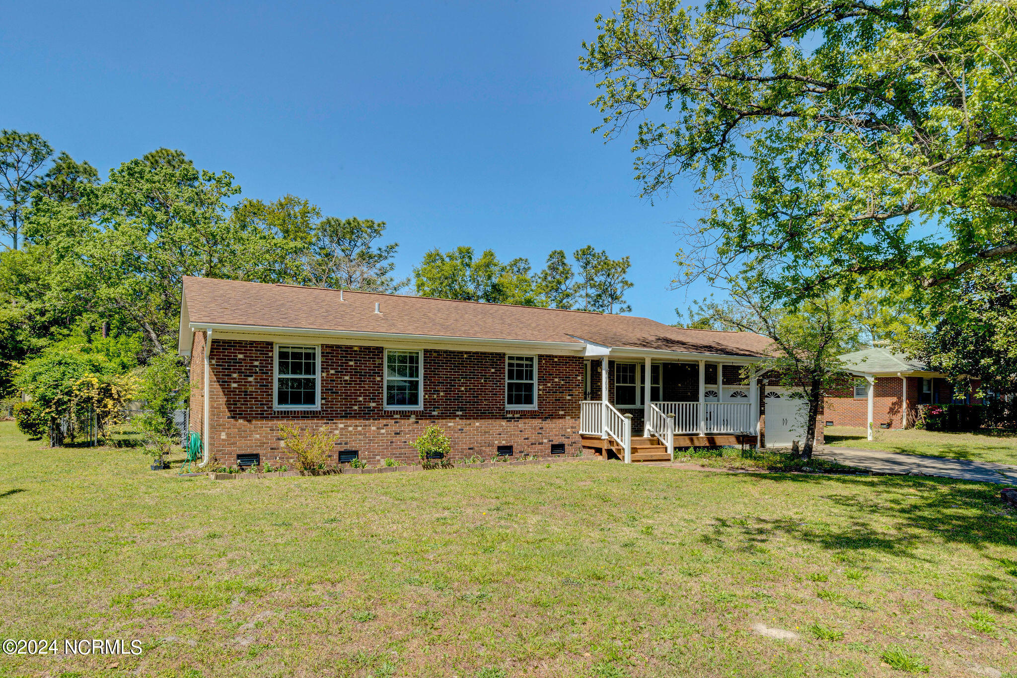 909 Kings Grant Road