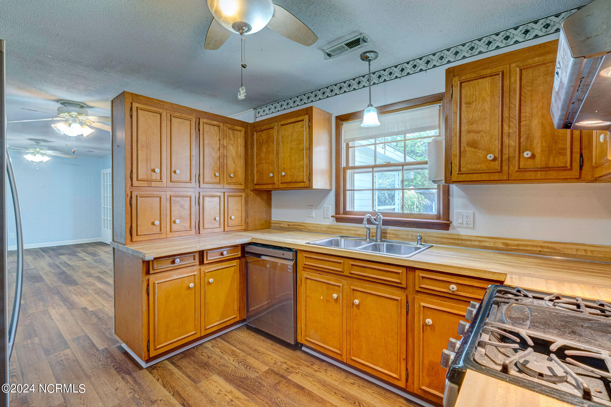 909 Kings Grant Road
