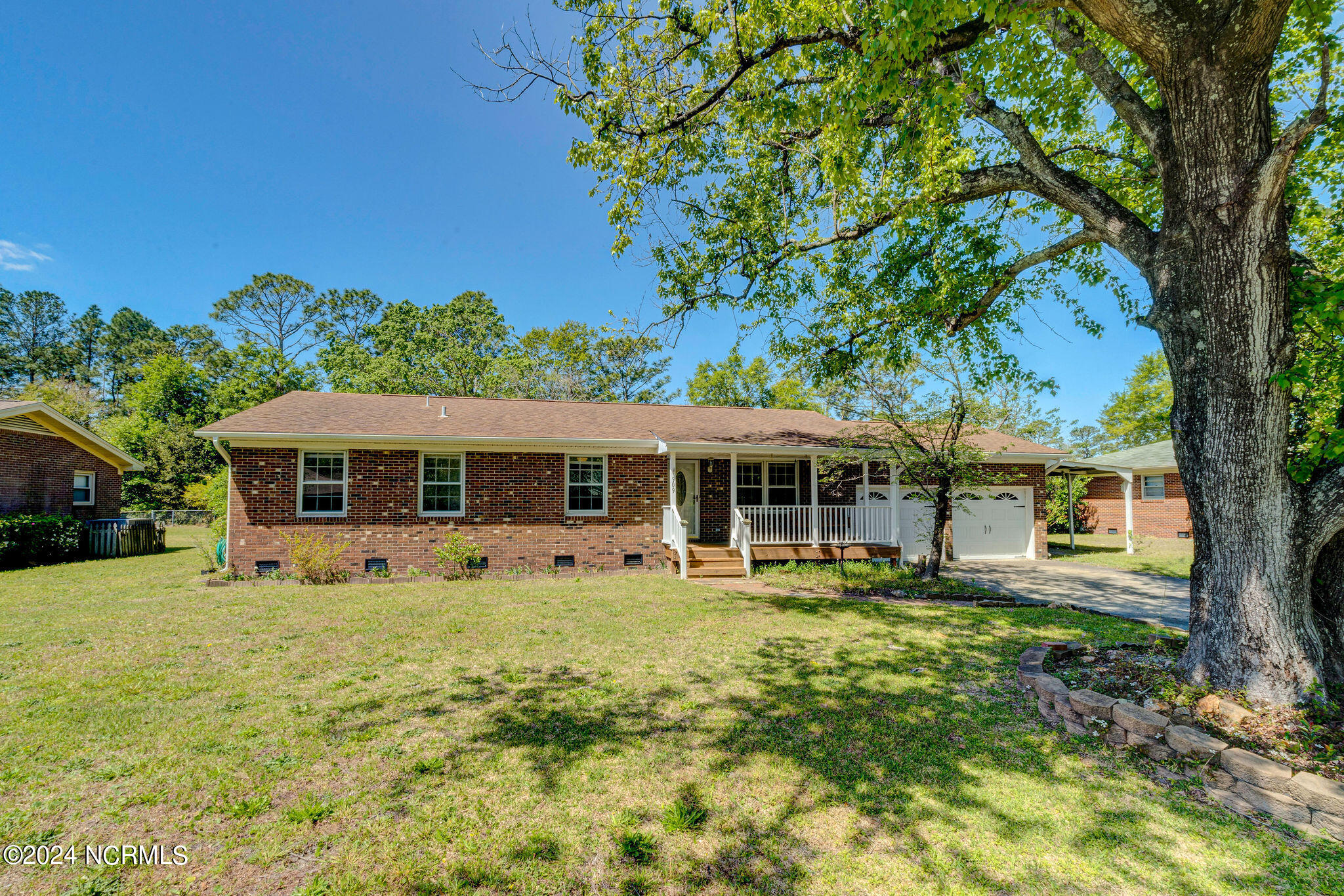 909 Kings Grant Road
