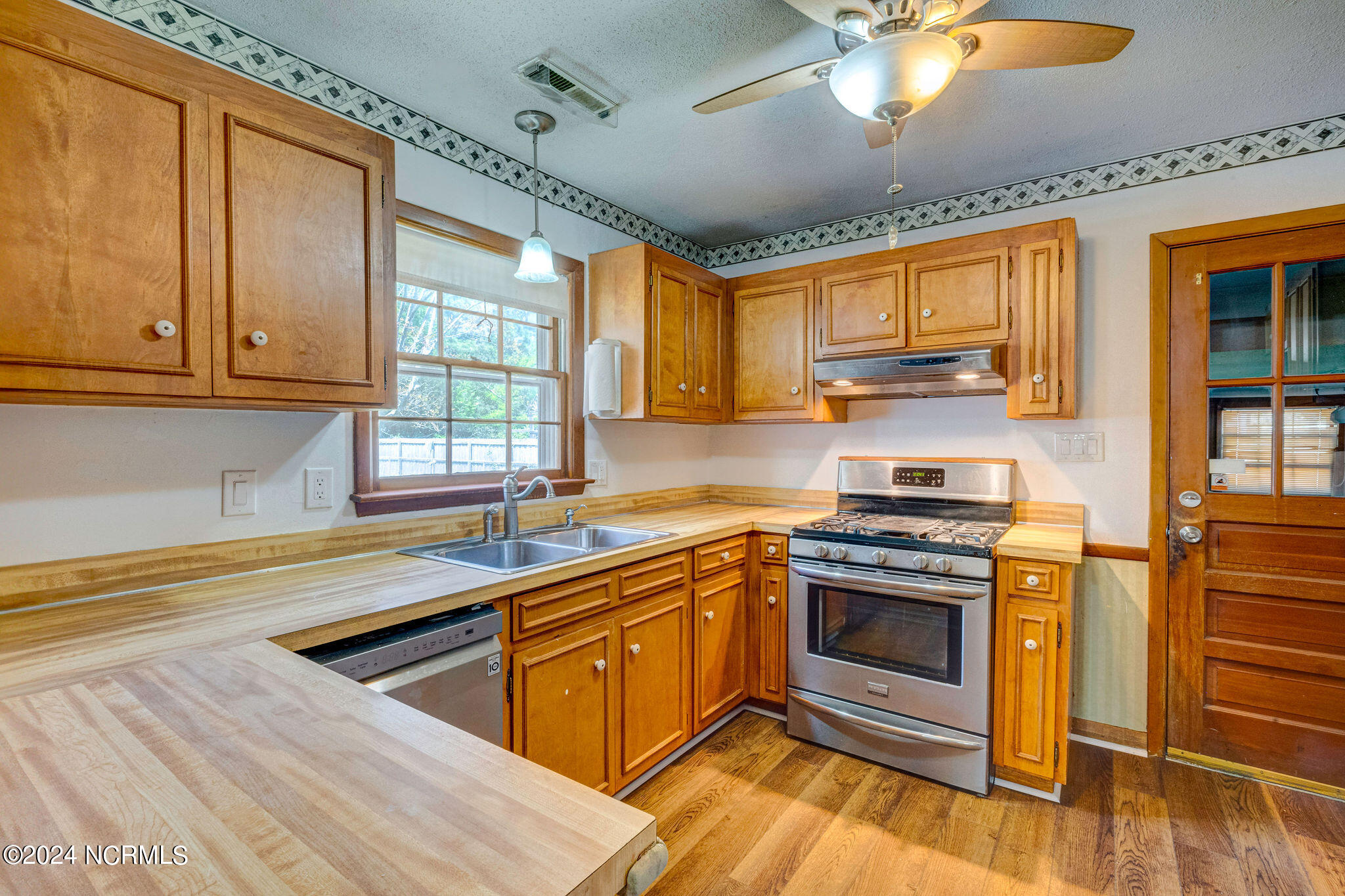 909 Kings Grant Road