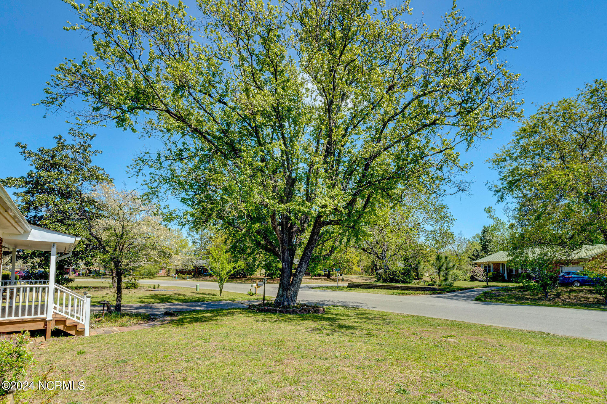 909 Kings Grant Road
