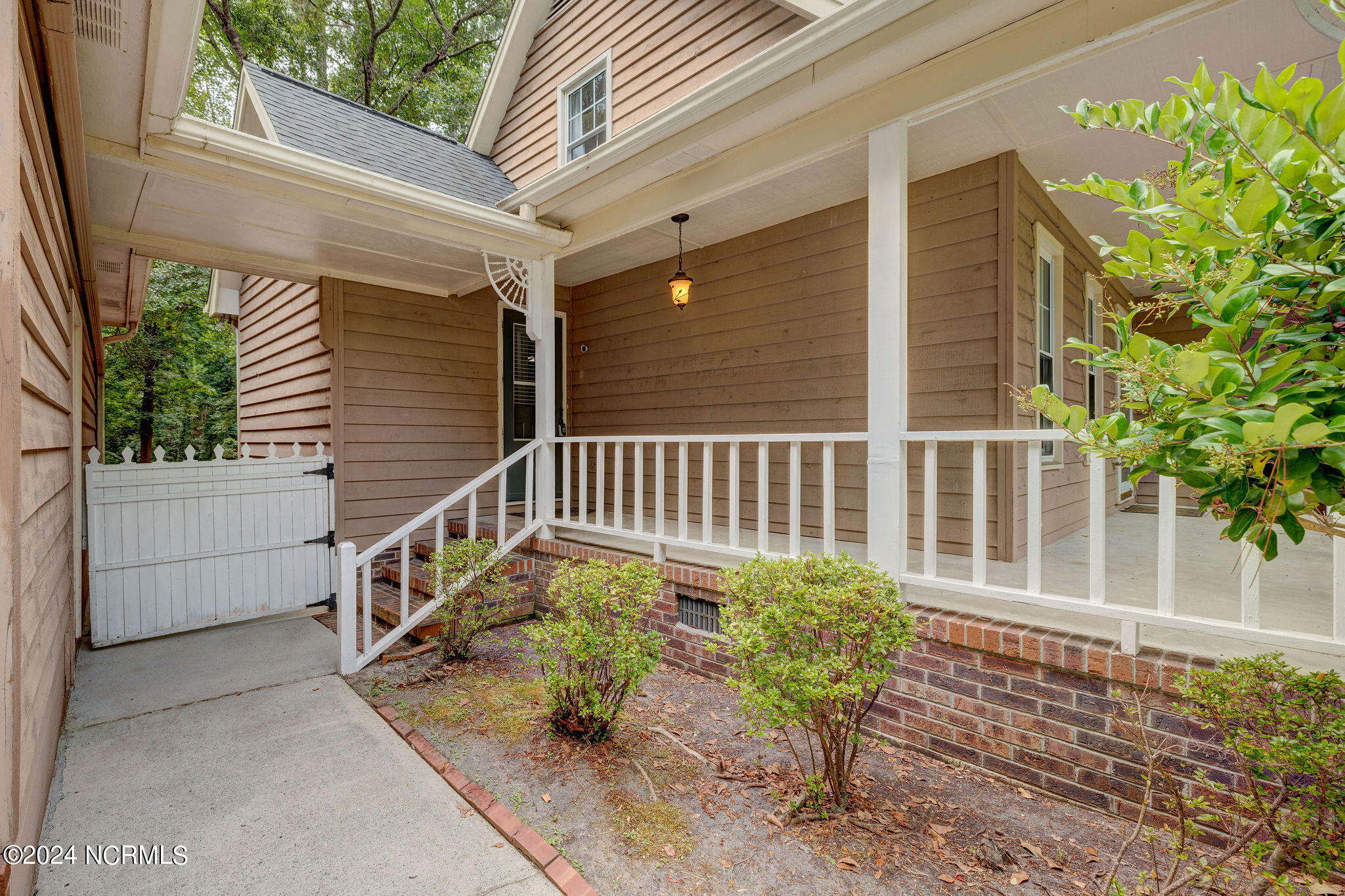 9823 Black Bear Hollow SE
