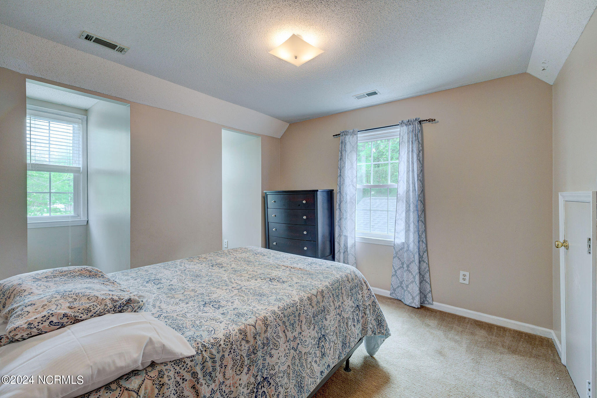 9823 Black Bear Hollow SE
