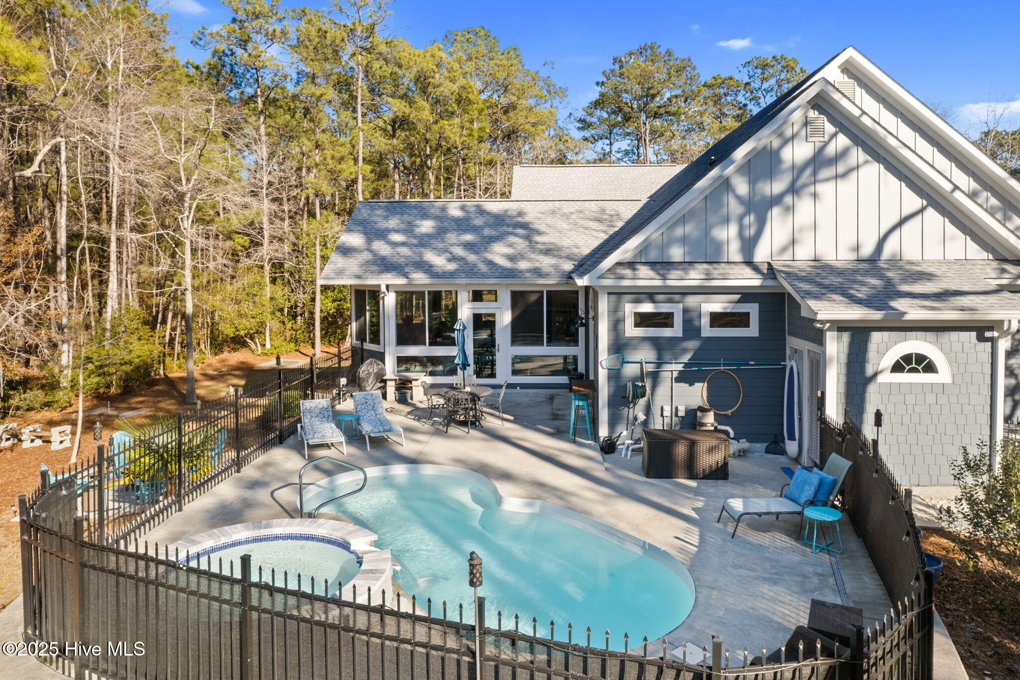 384 Genoes Point Road SW