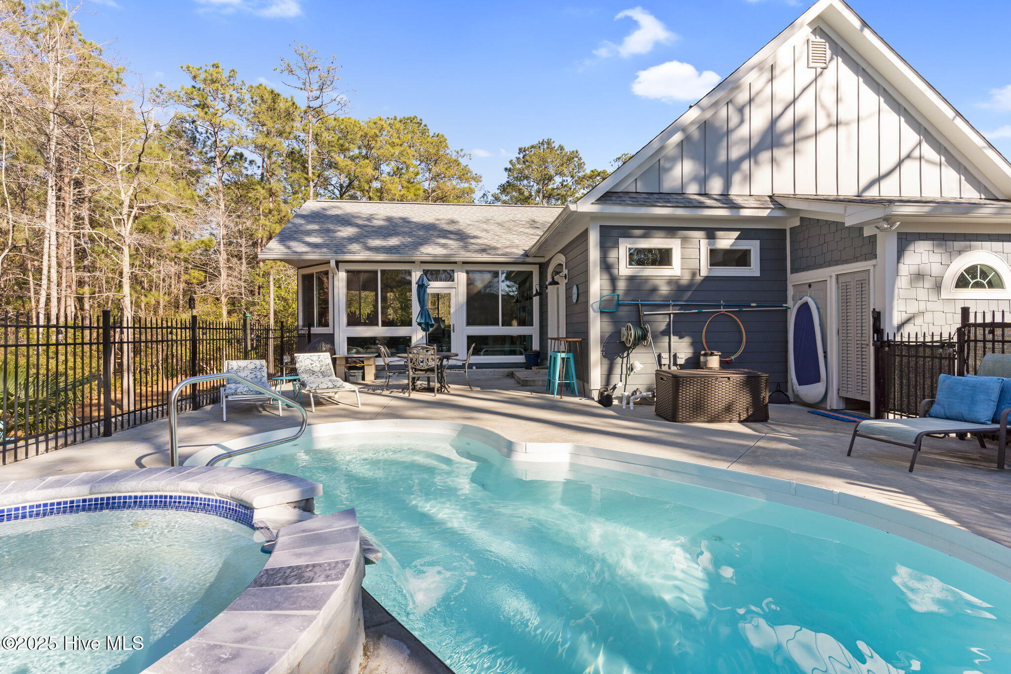 384 Genoes Point Road SW
