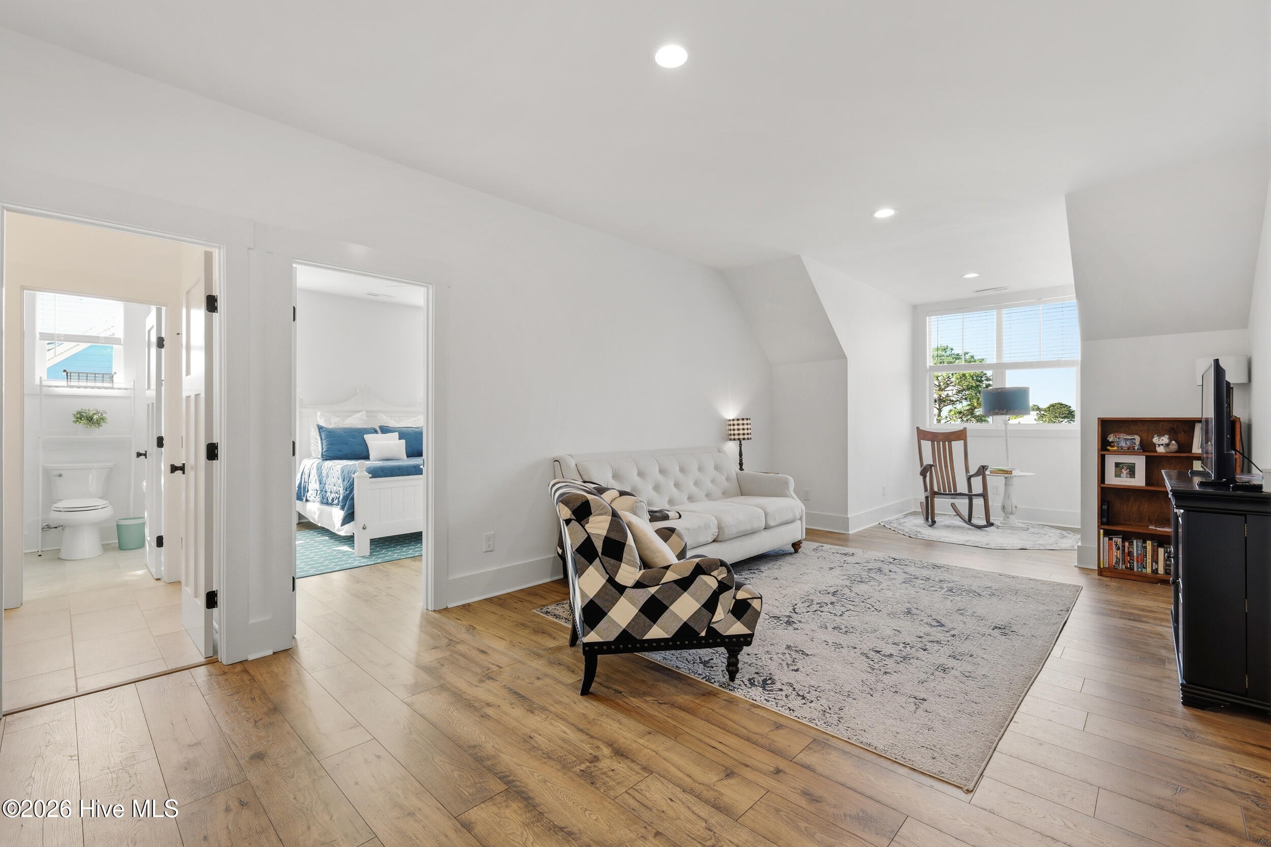 3829 Bay Colony Road NE