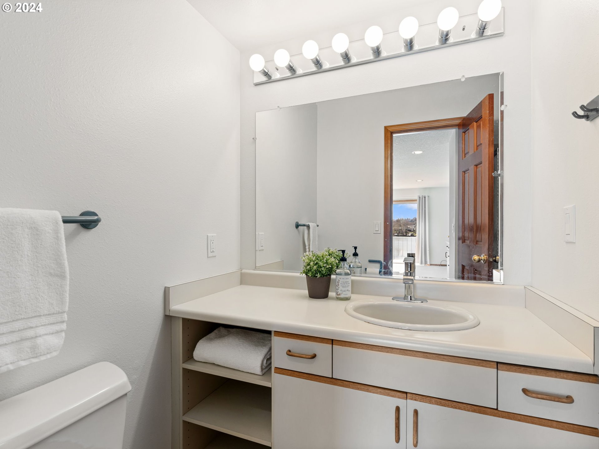 20160 NE INTERLACHEN LN