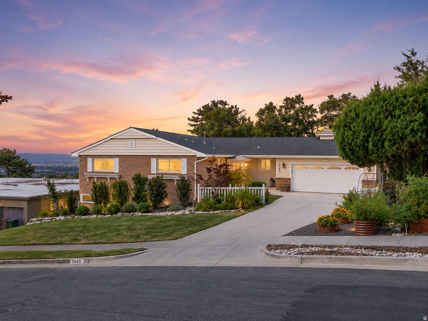 2849 E GLEN OAKS DR