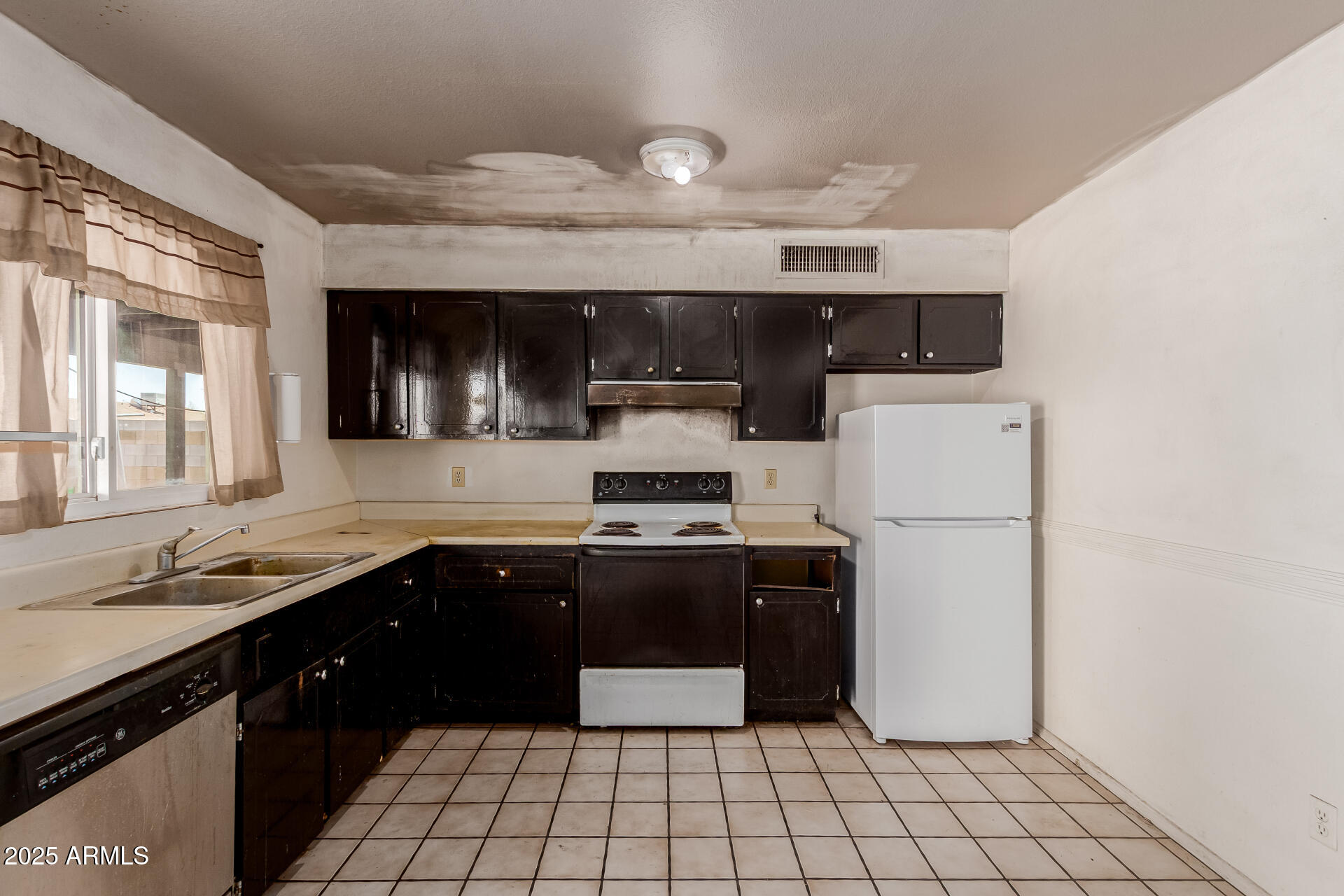 3226 W GROVERS Avenue