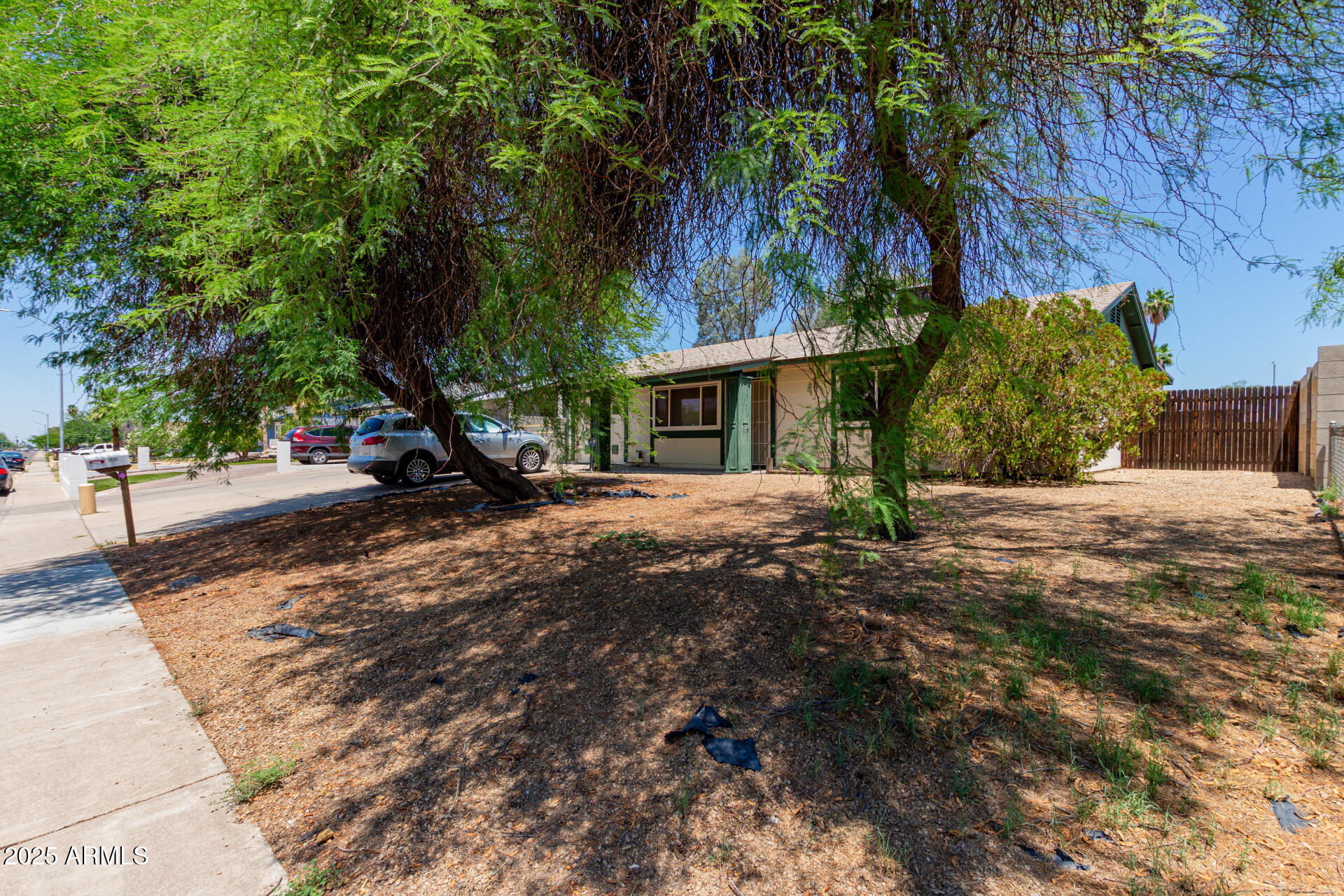 3226 W GROVERS Avenue