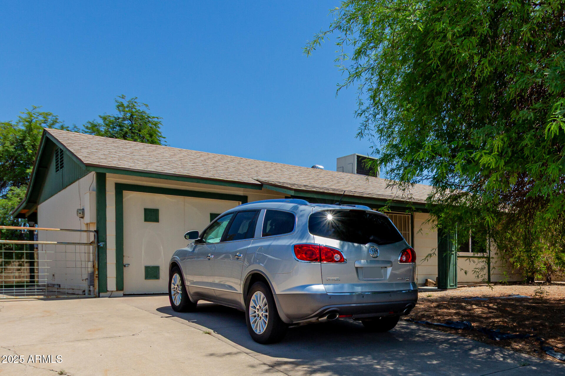 3226 W GROVERS Avenue