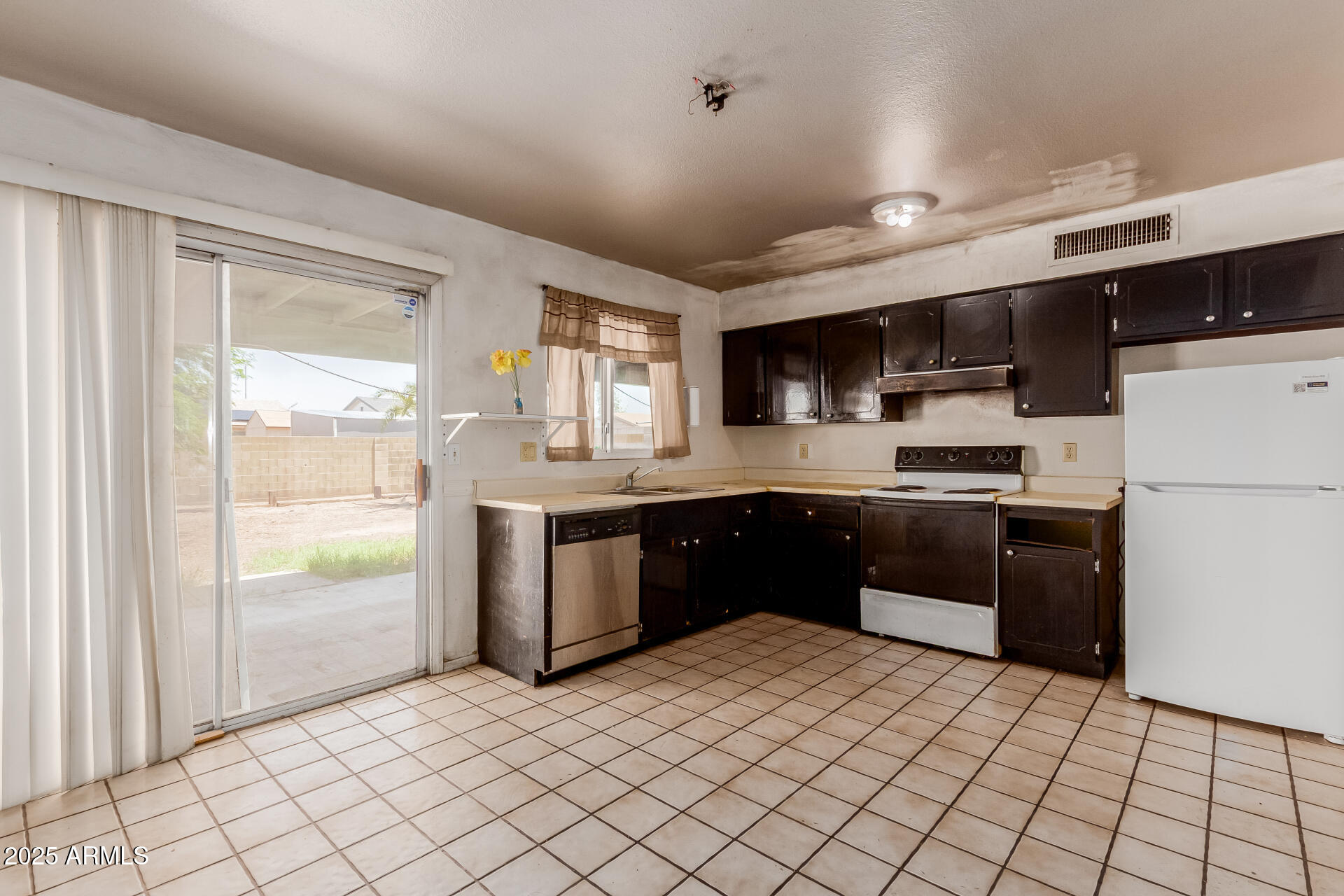 3226 W GROVERS Avenue