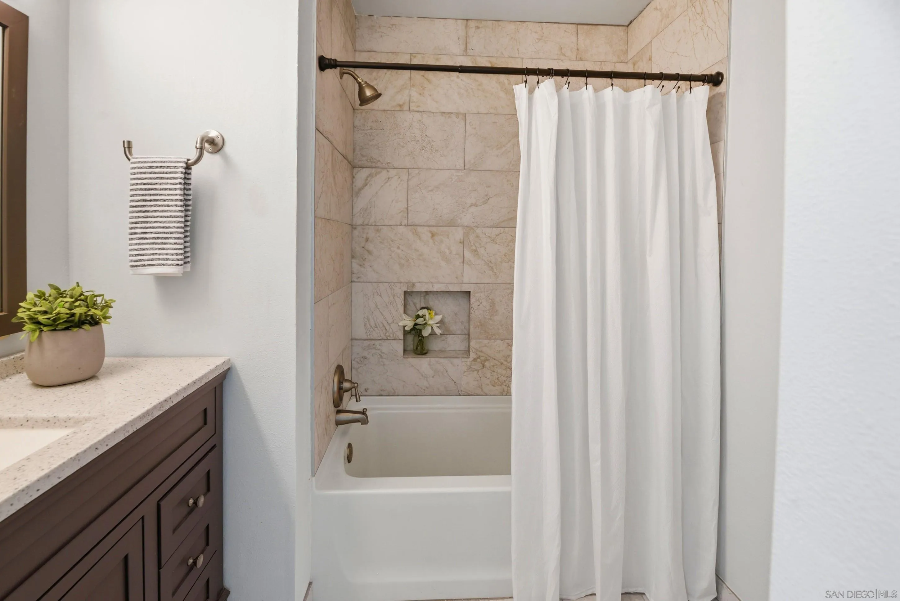 13011 Avenida Grande