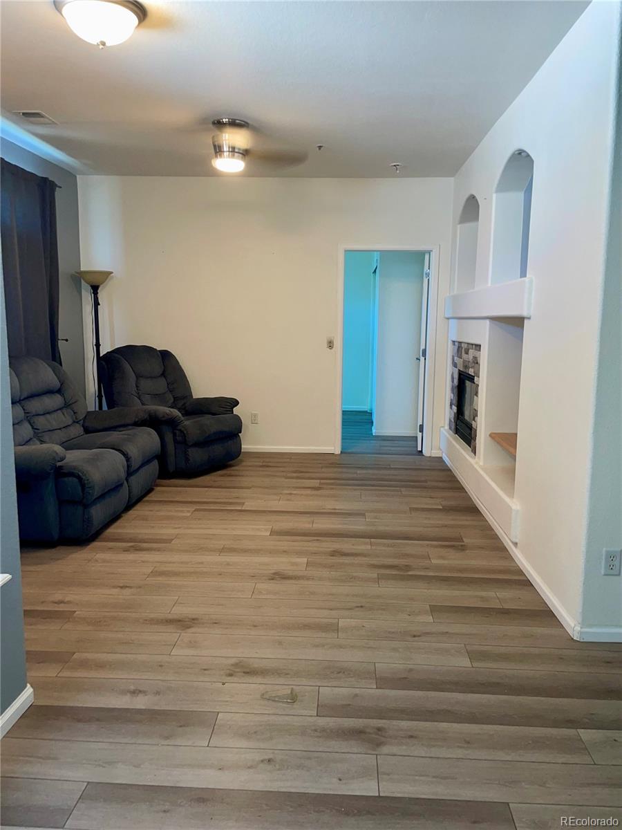 474 Black Feather Loop Unit: 401