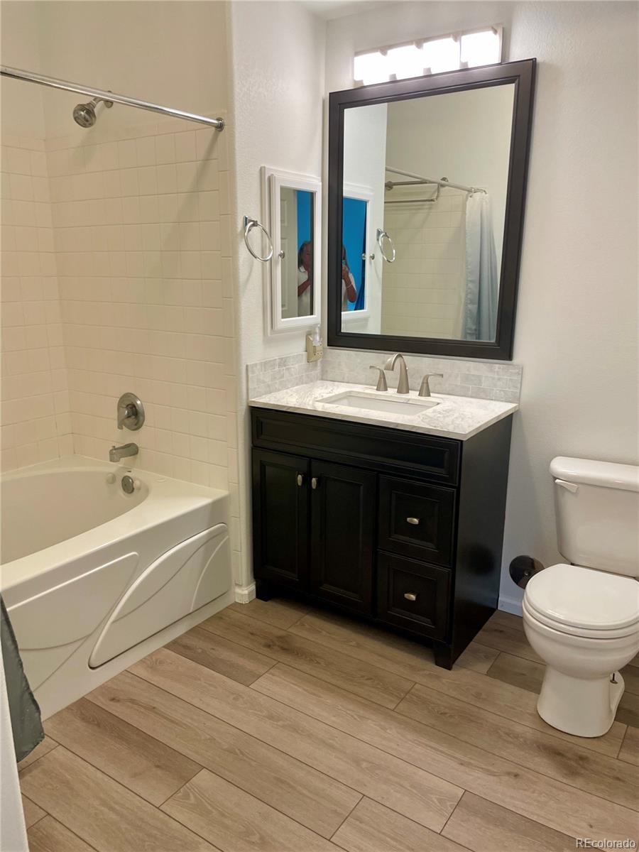 474 Black Feather Loop Unit: 401