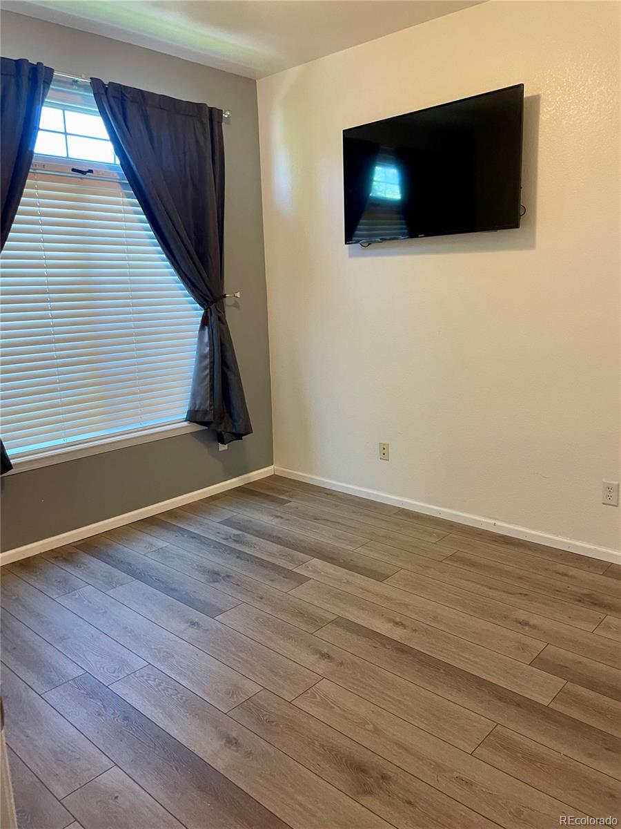 474 Black Feather Loop Unit: 401